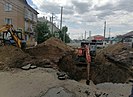 В яму на дороге в Урюпинске едва не провалился автомобиль «Ока»
